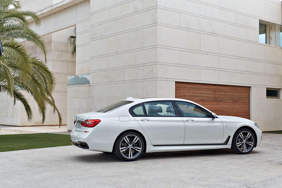  BMW 750Li xDrive M Sport 2015 года  (фото 11 из 22)